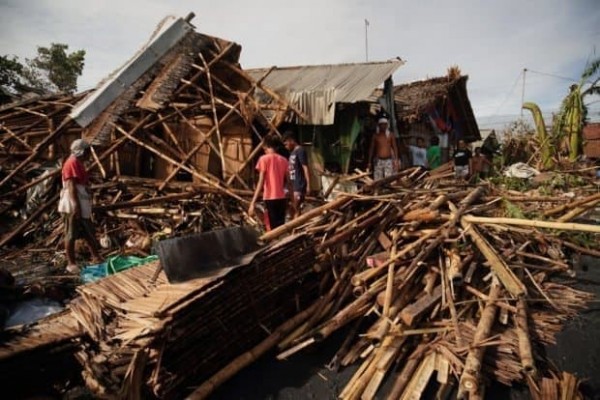 Тайфун разрушил деревянные дома.