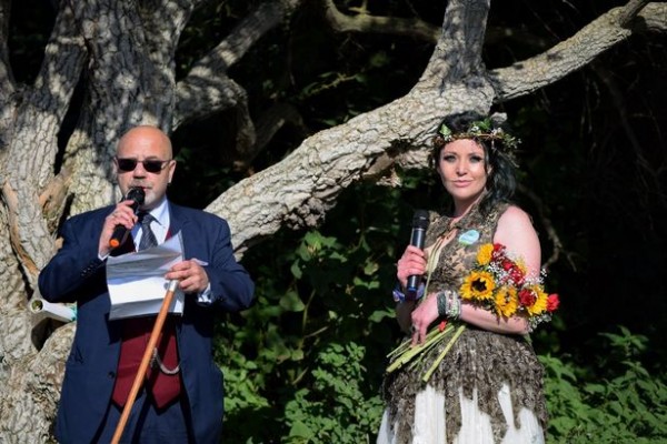 Брачная церемония прошла парке Rimrose Valley в Сефтоне, в сентябре 2019 года.