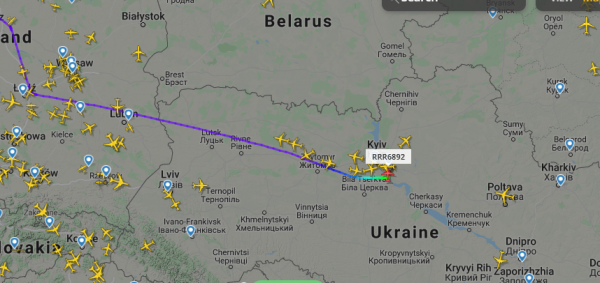 Самолет приземляется в Борисполе