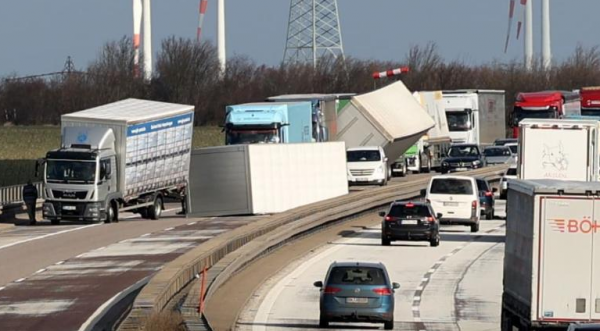 Ураган опрокидывал фургоны на немецких автомагистралях.