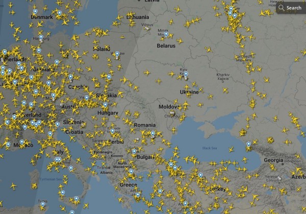 В Украинском небе стало меньше самолетов, но они есть