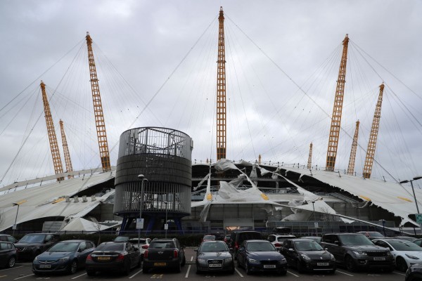 В Лондоне ветер разрушил куполообразную спортивной арены, на которой выступали звезды - от The Rolling Stones до Бейонсе и Рианны.