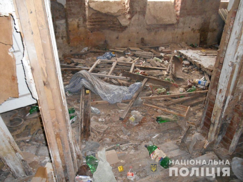 Мужчина спрятал тело матери в подвале заброшенного дома