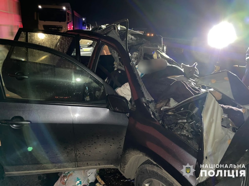 Погибли водитель и четыре пассажира внедорожника