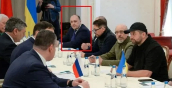 Киреева не было в официальном списке участников украинской делегации на переговорах с РФ, но на фото и видео его видно за столом рядом с представителями Киева