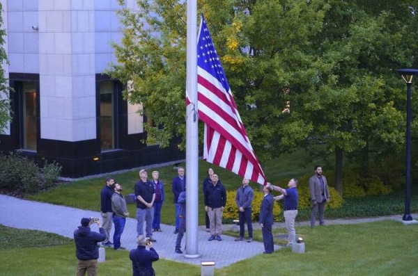 Сотрудники посольства подняли флаг США 19 мая