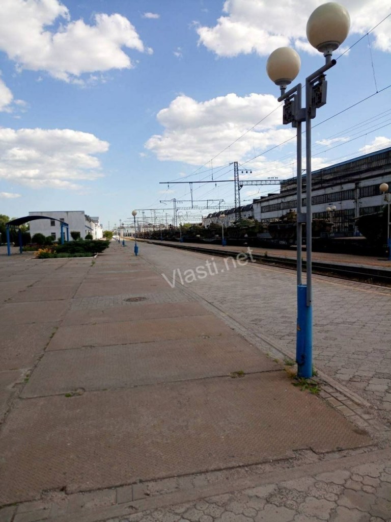 Эшелон танков времен Брежнева на вокзале в Мелитополе