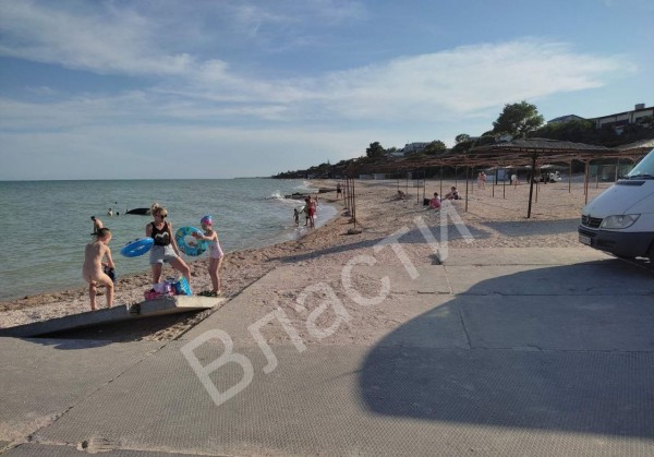 Такой "наплыв" отдыхающих в середине июня - дикое зрелище для кирилловских пляжей
