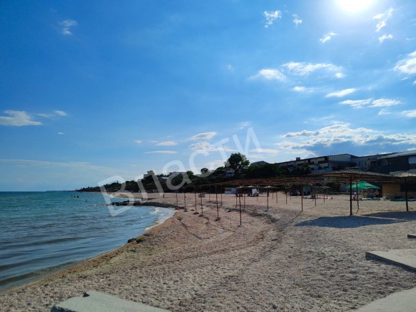 Невиданное зрелище для центрального пляжа Кирилловки в разгар июня