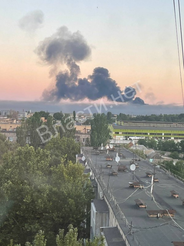 Огромный столб дыма над военным городком в Мелитополе