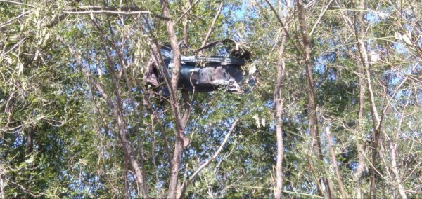 Частина вантажівки після вибуху опинилася на дереві