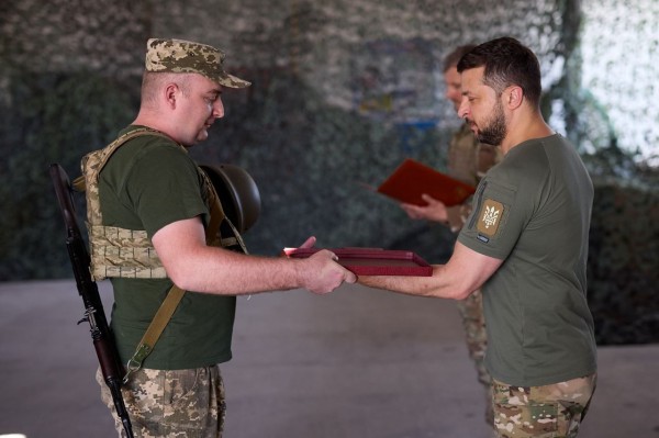 Зеленский вручил военным награды