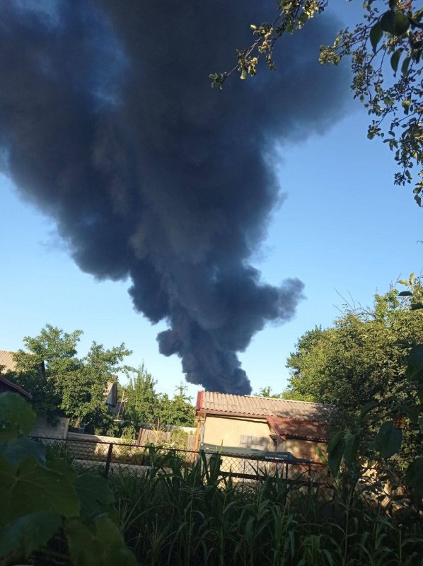 Огромный столб черного дыма над Донецком