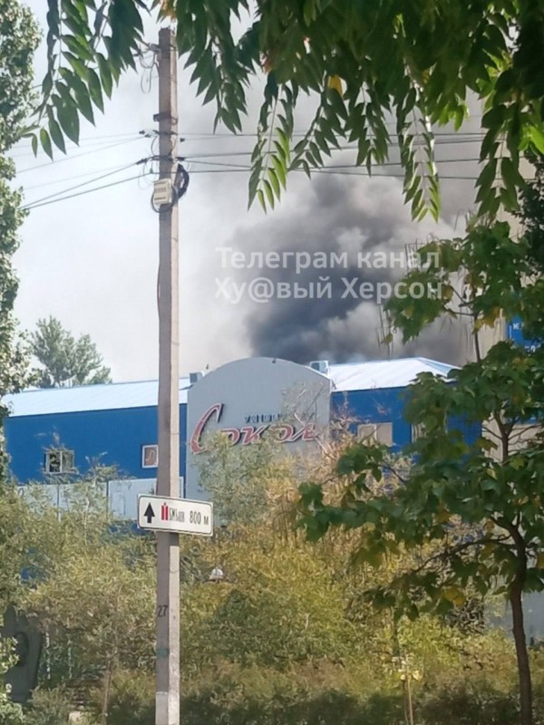 Стовп диму з завода Сокіл