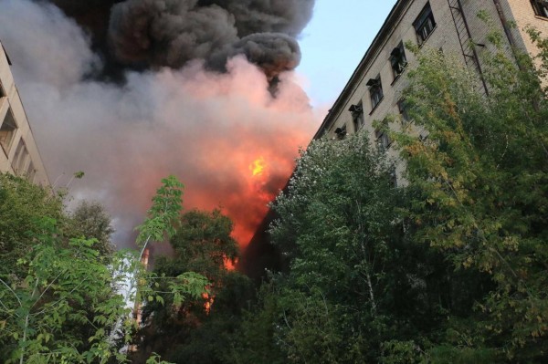 Загорілася покрівля будівлі підприємства