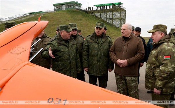 Рудий білоруський безпілотник поруч з Лукашенком