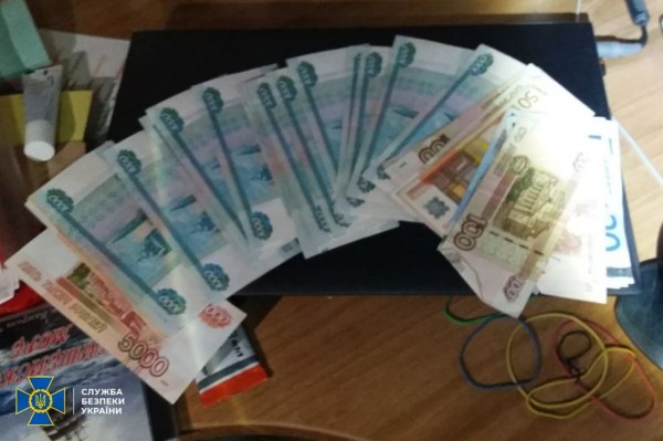 Слідчими вилучено готівку, в тому числі в російських рублях