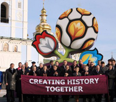 Участники церемонии презентации официального логотипа, визуального оформления и слогана чемпионата Евро - 2012. Киев, 14 декабря