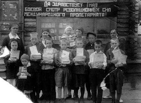 «Мы не рабы!» - читали по слогам маленькие украинцы.