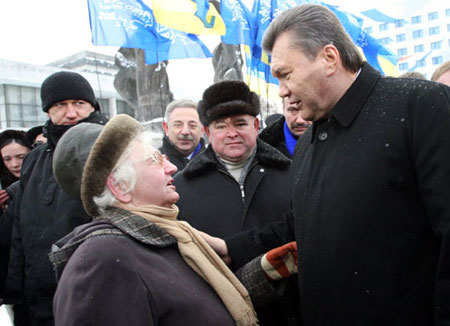 К главному оппозиционеру очень часто обращались с личными просьбами, в том числе и касающимися пенсий (на фото - Ивано-Франковск).