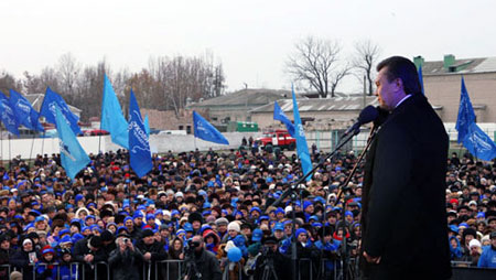 За последние месяцы лидер ПР объездил практически всю страну. Везде послушать его собирались десятки, а то и сотни тысяч человек (выступление в Николаеве).