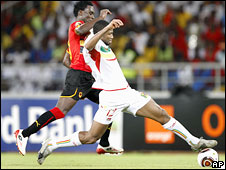 Футболист сборной Мали Сейду Кейта (на фото справа) в матче со сборной Анголы на чемпионате Африки