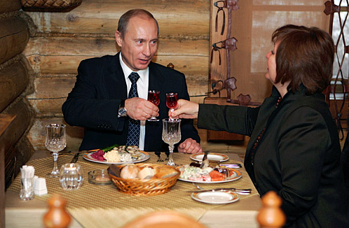 Чета Путиных в одном из московских ресторанов. Декабрь, 2007 г.