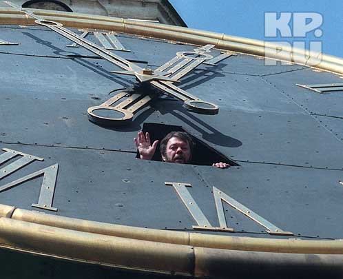 Александр Гамов выглядывает из часов на Спасской башне