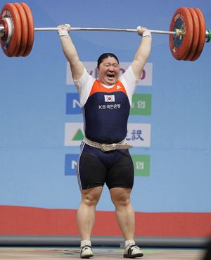 Чемпионка мира по тяжелой атлетике кореянка Джан Ми-Жан весит 124 кг и имеет объем ноги 60 см.
