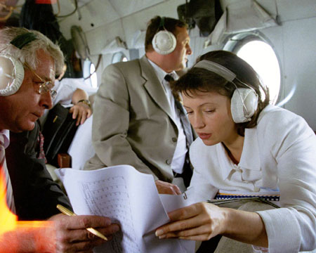 На всех постах Юлия Тимошенко проявляла недюжинную активность. На фото: июль 2000 года. Тогда вице-премьер правительства совершает на вертолете облет фабрик в Луганской области.