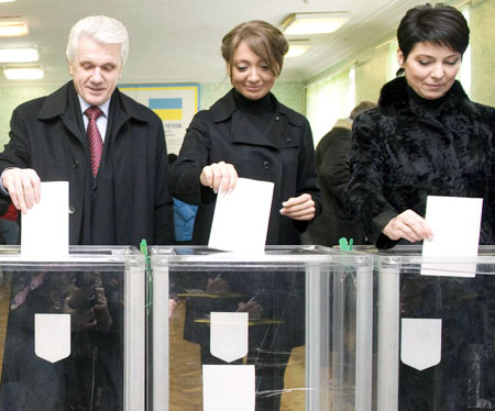 Семейство Литвинов проголосовало синхронно.