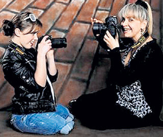 Настенька с мамой Натальей перед началом фотосессии опробовали камеры