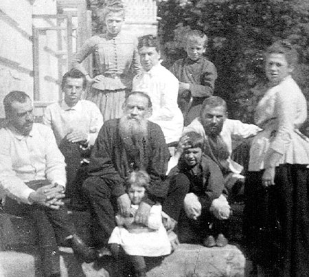 Лев Николаевич с женой Софьей Андреевной и законорождёнными детьми (1887 г.)