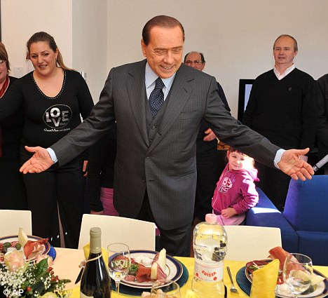 Первое появление Берлускони на публике после нападения: ни одного шрама