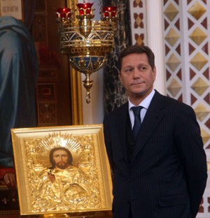 Вице-премьер РФ Александр Жуков зачитал послание президента рядом с иконой Спасителя.