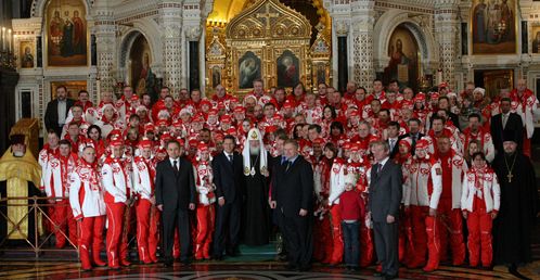 Патриарх Кирилл благословил сборную на спортивные подвиги в Ванкувере. А затем сфотографировался с олимпийцами на память.