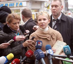 Юлия Тимошенко отвечает на вопросы журналистов перед началом допроса в Генпрокуратуре. Киев, 24 декабря