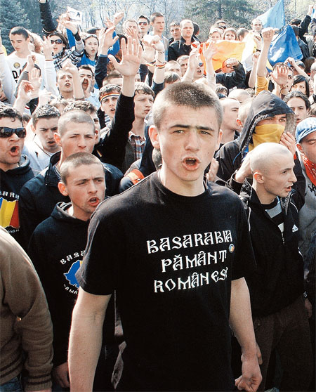 Румынские националисты выводят на улицы молодежь в майках с надписью «Бессарабия - румынская земля». Бессарабия - это и есть Молдавия.