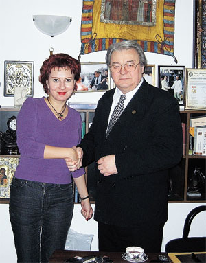 Наш спецкор Дарья Асламова и главный румынский националист, лидер партии «Великая Румыния» Вадим Тудор.