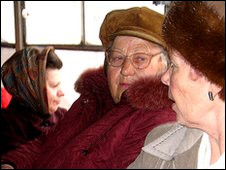 Крымские женщины общаются в троллейбусе