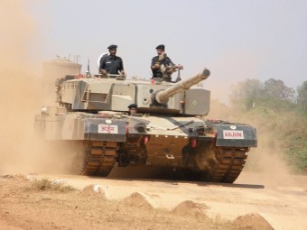Ходовые испытания танка Arjun. Фото пользователя Ajai Shukla с сайта wikipedia.org