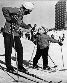 Студент УДН в чалме на лыжах с советским ребенком (фото из архива РУДН)