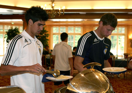 Защитник «Динамо» Алмейда (слева) и вратарь Александр Рыбка на аппетит не жалуются.