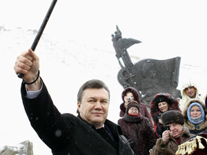 Виктор Янукович со второй попытки перехватил у «оранжевых» булаву гетмана всеукраинского.