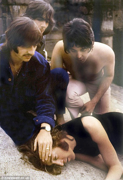Особый интерес в последней фотосессии The Beatles представляет фотография, где Джон Леннон изображает мертвого