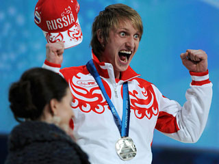 А серебро в копилку нашей сборной принес конькобежец Иван Скобрев по итогам забега на дистанции 10 000 метров