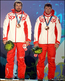 Алексей Петухов и Николай Морилов получают бронзовые медали на Олимпиаде в Ванкувере 22 февраля 2010 года