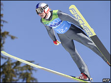 Австриец Грегор Шлиренцауэр участвует в соревновании по прыжкам с трамплина на Олимпиаде в Ванкувере 22 февраля 2010 года