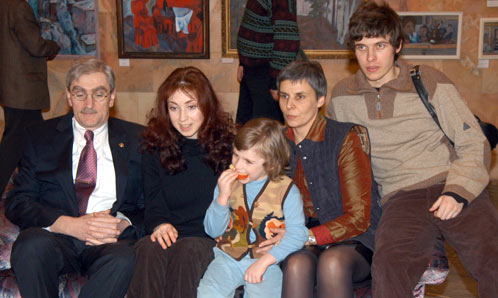 Слева направо: отец актрисы Леонид Большов, Анна Большова, ее мачеха Анна (Асмито) с сыном Давидом (на руках) от Леонида Большова и сыном Антоном, сводным братом и экс-мужем актрисы.