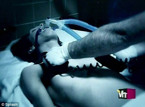 Инсценировка показыват, как актер, играющий доктора Конрада Мюррея, пытается реанимировать двойника Джексона с помощью вентиляции легких и электроразрядов. Фото: Daily Mail